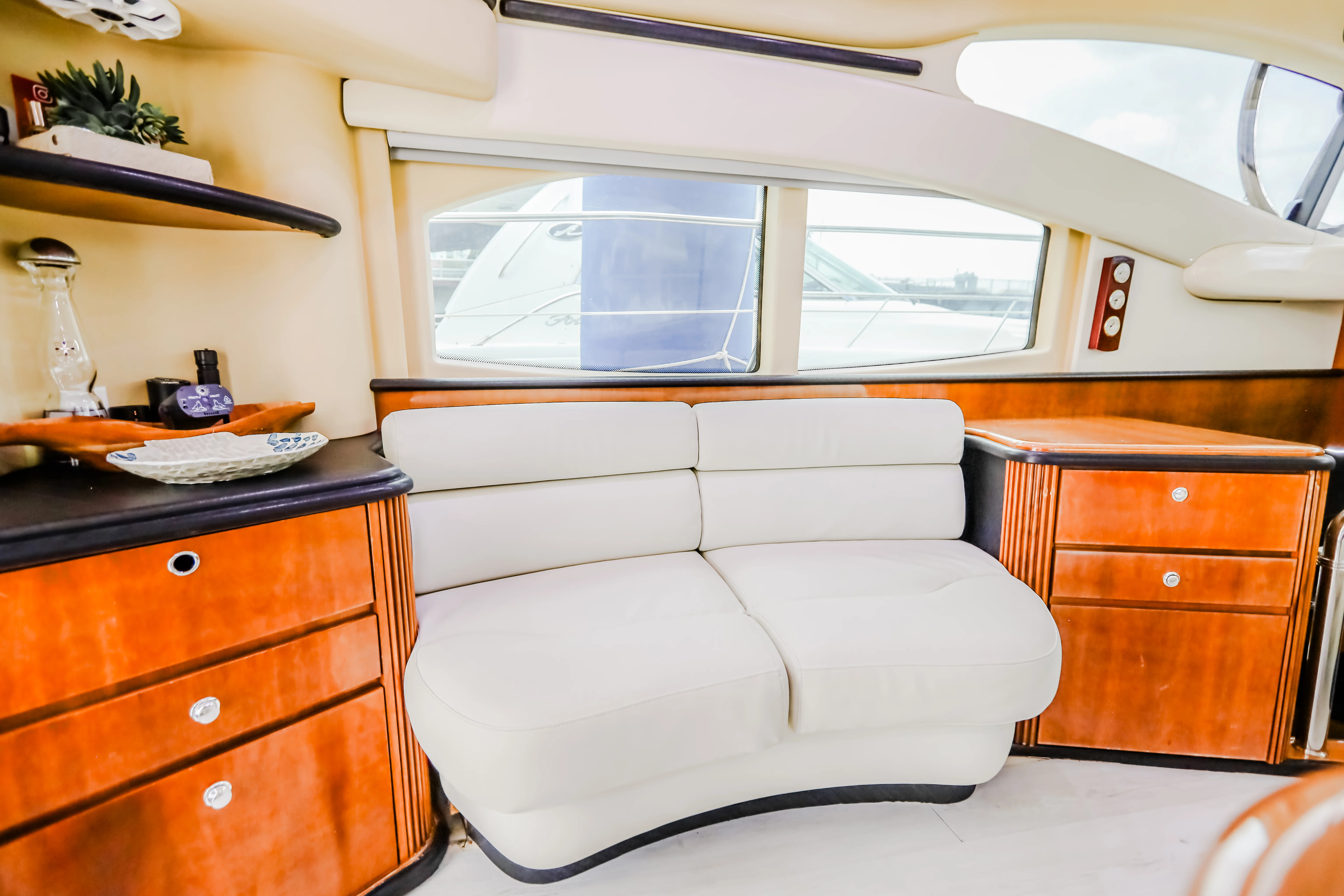 50ft Azimut Flybridge galley